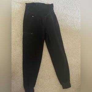 Black size medium figs maternity joggers in black